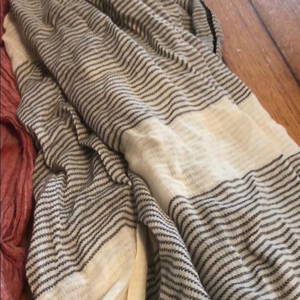 Scarfs - Picture 4 of 5